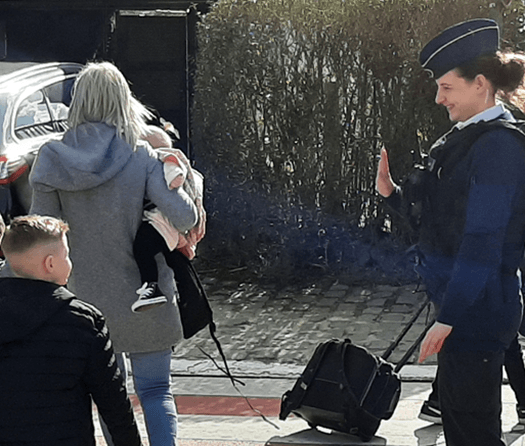 un agent de quartier qui fait traverser une rue